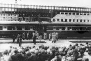 Приезд Н. С. Хрущева в Мурманскую область. Правительственный экспресс перед строящимся Ждановским ГОК. Июль 1962. Из фондов ПКМ 