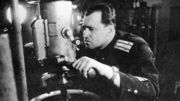 Щедрин у перископа. 1943 г. Из кн.: Великая Отечественная война 1941–1945 в фотографиях и кинодокументах: В 5 т. 