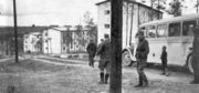 Поселок Колосйоки. На переднем плане: автобус, курсировавший между Колосйоки и Салмиярви. 1930-е гг. Источник: E.Paasilinna. Maailman kourissa 