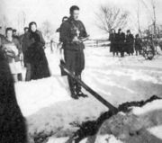 Православный священник Ю. Ряме на службе в финской армии.1930–40е гг. (отпевание на фронте) Из кн.: Petsamon ja Lapin pappi. 2002 