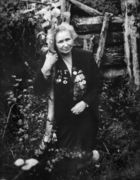 Дерябина Валентина Николаевна, в годы ВОВ боец партизанского отряда «Большевик Заполярья». Около землянки на партизанской базе на высоте 137,2 (о. Партизанский). Август 1990 Архив М. Г. Орешеты 