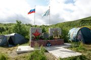 П-ов Рыбачий. Поисковики у места «песенной» землянки Фото М. Борисенко 