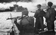 Десант подходит к месту высадки. Печенга, 1944 г. Из кн.: Великая Отечественная война 1941–1945 в фотографиях и кинодокументах: В 5 т. 