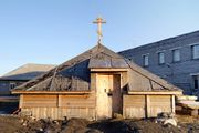 Покрытие над могилой монахов-мучеников, пострадавших в 1589 г. Построено в 2009 после пожара в Нижнем монастыре. Архив ПЦД 