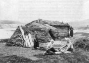 Саамы-колтта в Нейдене (Нявдема). Дети играют в кости (sahkku) позади часовни св. вмч. Георгия. 1909 г. Фото E. Wessel. Музей Сёр-Варангер. Предоставлено В. Мацак 