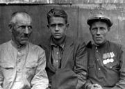 Один из лучших бригадиров-строителей ГМК П. М. Цветков (крайний справа) Из фондов ПКМ 
