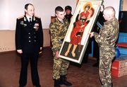 Передача иконы св. Георгия Победоносца 61-й бригаде морской пехоты в посёлке Спутник. 2000 г. Фото А. Ямаша 