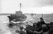 Катера «морские охотники» гвардии капитана 3-го ранга С. Д. Зюзина на выходе из бухты Пумманки Из альбома: Морская пехота – 1705 – 2005. — М.: Открытое решение, 2005 