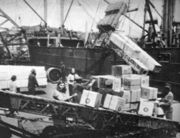 Разгрузка транспортного судна в Мурманском морском торговом порту. Мурманск, 1944 г. Из кн.: Великая Отечественная война 1941–1945 в фотографиях и кинодокументах 