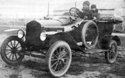 Монах Печенгского монастыря Пармен за рулем купленного в 1926 г. в Норвегии новенького монастырского «Форда». Это был первый в Петсамо купленный автомобиль. Источник: Erik Waldemanin kok. 