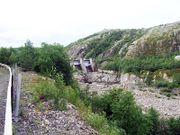 Секторные затворы водосброса и их отводящий канал