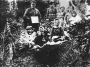 А. В. Барченко (слева вверху) с участниками экспедиции на оз. Ловозеро у «священного» лопарского подземного лаза. 1922. Из кн.: Демин В. Н. Тайны Земли Русской 