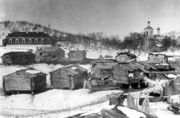Летний погост Пазрецких саамов. На дальнем плане — Борисоглебская церковь. 1902 Фото E. Wessel. Музей Сёр-Варангер 