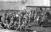Сербы, шотландцы и добровольцы Мурманской армии на станции Сорока (лето 1918 г.) Фото предоставлено А. И. Тучковым. Из альманаха «Белая Гвардия». Номер 9. 2006.— М.: «Посев» 