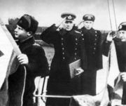 Подъем флага на Краснознаменной дизельной подводной лодке С-51. Полярный, 1944 г. Из кн.: Великая Отечественная война 1941–1945 в фотографиях и кинодокументах: В 5 т. 