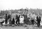 Лопари из поселения Раснаволок, западный берег оз. Большая Имандра. 1895 г. Фото Я. Лейцингера. Из кн.: Энгельгардт А. П. Русский Север. Путевые записки 