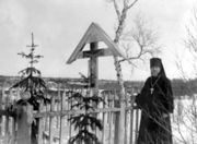 Могила архимандрита Ионафана в Верхнем Трифонов Печенгском монастыре. У могилы игумен Иоанн (Алексеев). Фото ок. 1921. SOKM 