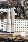Мемориальный ансамбль, посвященный 25-й годовщине закладки первой отечественной АПЛ Источник: На северной окраине Росии. — Мурманск, 2002 