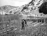 Строительство Борисоглебской ГЭС. Норвежские рабочие строят опалубку плотины Фото Д. Козлова (Агенство Печати Новости). Из фондов Печенгского краеведческого музея 