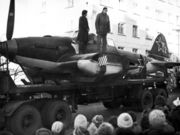 Передача Норвегии советского боевого самолета ИЛ-2МЗМ, поднятого со дна озера в окрестностях г. Киркенес. Сбит в бою в 1944. Самолет восстановлен на заводе в пос. Ревда Мурманской области (1989 г.). Установлен в ангаре-музее коммуны Сёр-Варангер (Норвегия). На плоскости крыла — председатель Печенгского районного Совета народных депутатов В. И. Кушнарев. Архив В. А. Мацак 