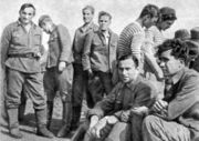Разведчики (В. Н. Леонов сидит крайний справа) вернулись из трудного поиска Из кн.: Кабанов С. И. Поле боя — берег 