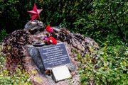 Памятный знак Красильникову на полуострове Средний