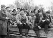 15 октября 1944 в освобожденной Печенге; в первом ряду справа налево: адмирал А. Г. Головко, генерал-майор Дубровцев Е. Т., полковник Рассохин В. В. Из фондов Военно-морского музея СФ 