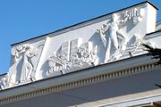 Горельеф на портике здания МОДТ. Работа мастерской Э. Неизвестного Фото Л. Белозеровой 