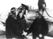 Совершен первый самостоятельный вылет на самолете МиГ-15 (01.04.1958). С успешным вылетом поздравляют командир 3-й авиаэскадрильи майор В. М. Решетов и секретарь партоганизации капитан А. Росляков Архив С. Н. Дащинского 