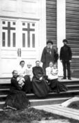 Священник Борисоглебской церкви К. П. Щеколдина с семьей на крыльце церкви. Сидят (справо налево): дочь Екатерина, супруга Мария Кузьминична, дочь Агния, Клавдия Васильевна, невестка Музей Сёр-Варангера 