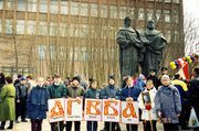 Мурманск. День Славянской письменности и культуры. У памятника Кириллу и Мефодию. Фото Ю. Воронцова. Из фондов МИНО 