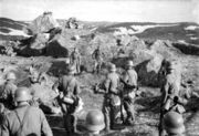 Гибель двух русских пленных. За минуту до расстрела. Июнь 1941. Передовая на Лице (Lizafront). Высота 122. Останки погибших найдены поисковиками летом 2013. Третий снимок серии из 4-х фотографий Альбом солдатских фотографий Scheran. Источник: Музей п. Ревда  