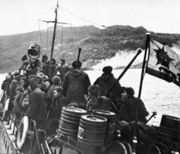 Десант 12-й Краснознаменной бригады морской пехоты Северного флота. Печенгская губа, 1944 г. Из кн.: Великая Отечественная война 1941–1945 в фотографиях и кинодокументах: В 5 т. 
