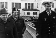 К-адм. Чернавин В. Н. (справа) с командиром 4-й эскадры СФ и гостем из Белоруссии — композитором Игорем Лученком (слева). 1977 г. Из кн.: Черкашин Н. Русские подводники 