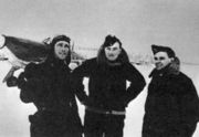Б. Ф. Сафонов с летчиками Британских ВВС К. Уордом и Ч. Хоу Из кн.: Великая Отечественная война 1941–1945 в фотографиях и кинодокументах: В 5 т. 