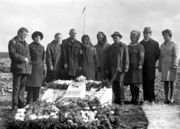 Дети разведчиков отряда капитана Юневича на месте гибели отцов. 1977 г. Архив ПКМ 