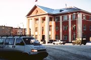 Здание Администрации г. Кировска (бывшее здание ПО «Апатит»). 2003 Фото С. Хитрова 