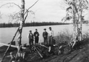 Лодочники в одном из заливов Имандры, у устья реки Пиренга. Фото 1911 г. Из фондов Мурманского областного краеведческого музея 